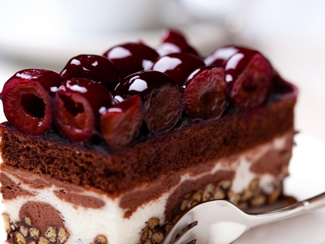 Аппетитное сладкое пирожное с вишнями