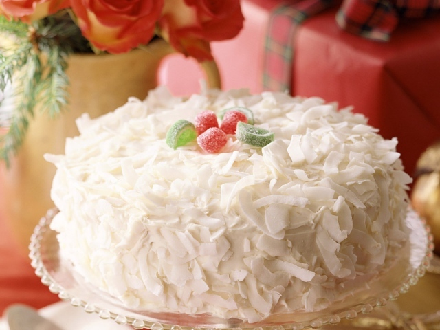 Аппетитный белый торт с мармеладом и стружкой