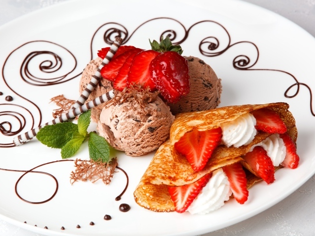 Шарики шоколадного мороженого с аппетитными блинчиками с клубникой