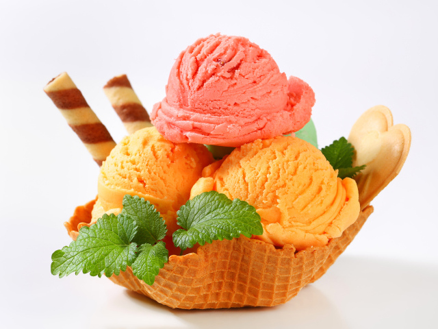 Шарики персикового и малинового мороженого в вафельной корзинке