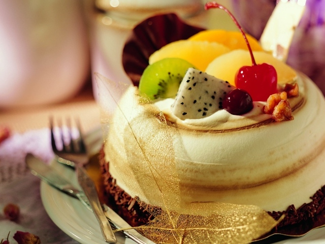 Красивый торт с шоколадом и фруктами