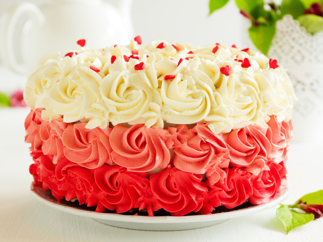 Красивый праздничный торт с красным и белым масляным кремом