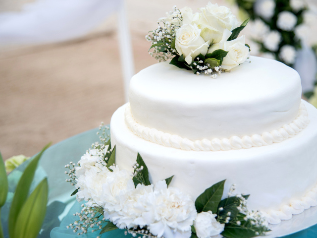 Большой красивый свадебный торт с белыми розами и пионами