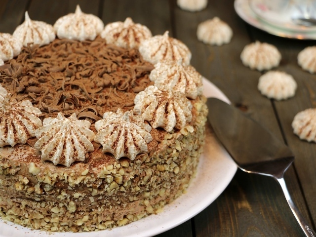 Большой торт с орехами и шоколадом 