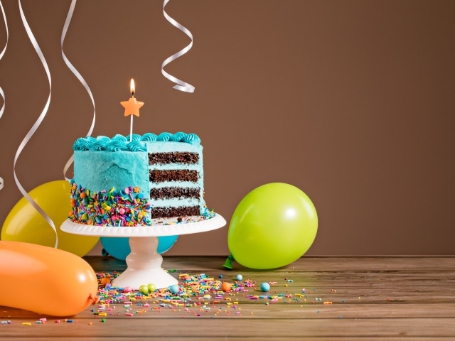 Торт на день рождения с одной свечкой и воздушными шарами