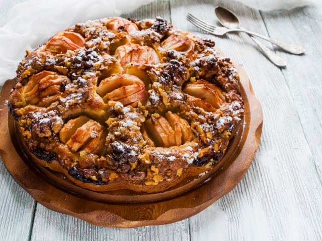 Пирог с яблоками и орехами на столе