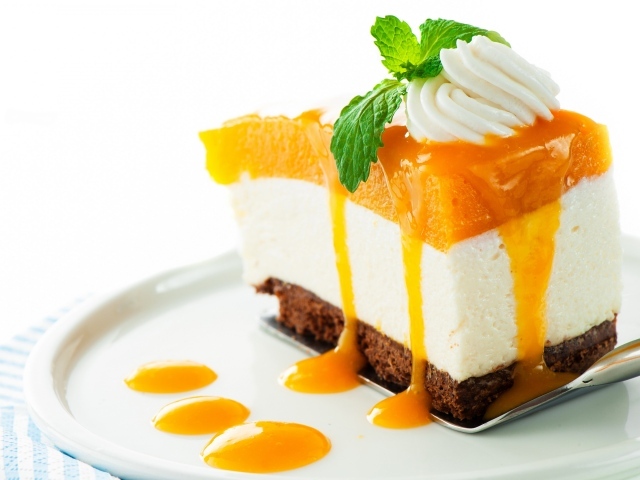 Пирожное с суфле и сливками на белом фоне