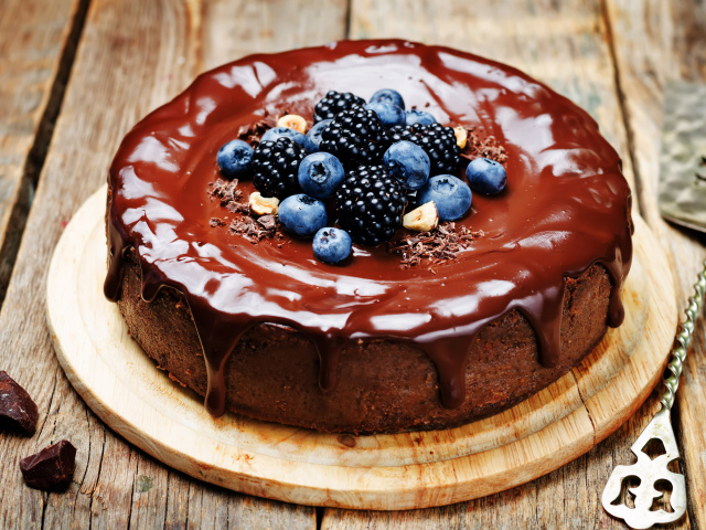 Шоколадный пирог с ежевикой и черникой 