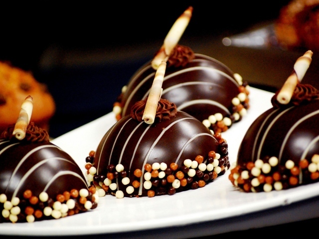 Шоколадные пирожные в глазури на десерт