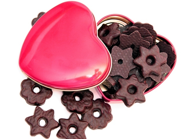 Шоколадное печенье в розовой коробке в форме сердца