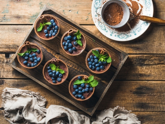 Шоколадный десерт с корицей и ягодами черники