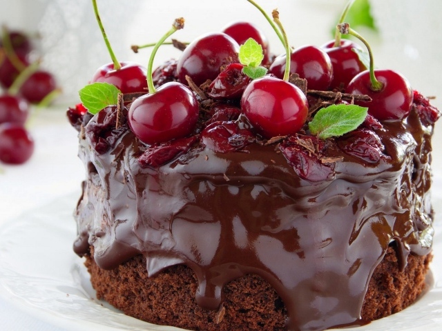 Шоколадный десерт со свежими вишнями 