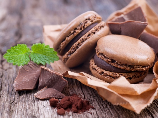 Шоколадные сладкие макаруны с мятой