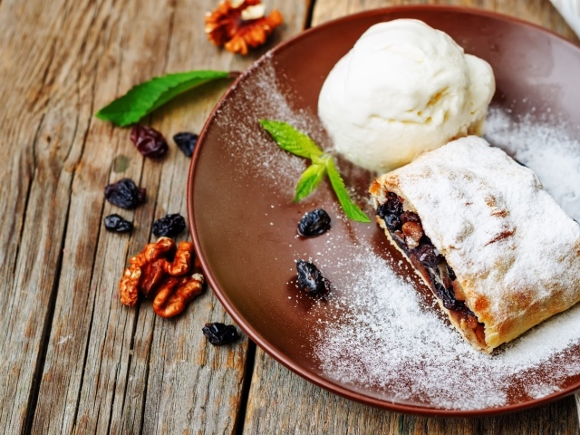 Вкусное печенье с изюмом и мороженое 