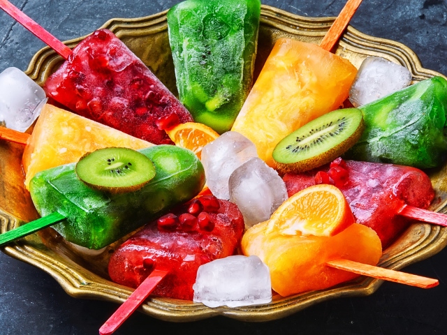 Вкусное фруктовое мороженое на палочке