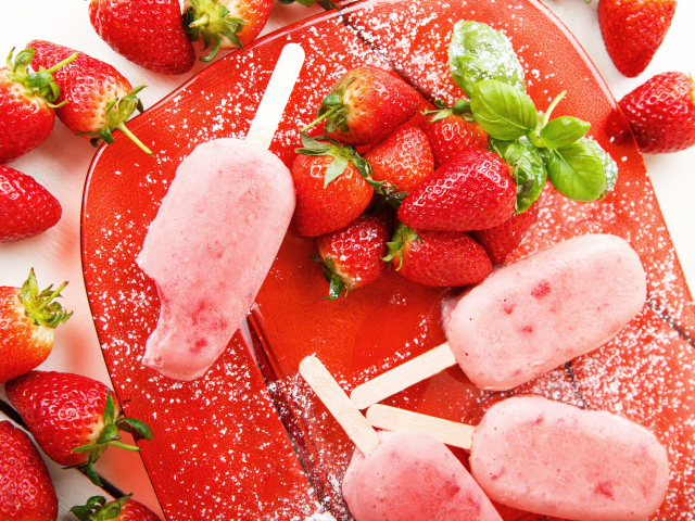 Вкусное клубничное мороженое со свежей клубникой 