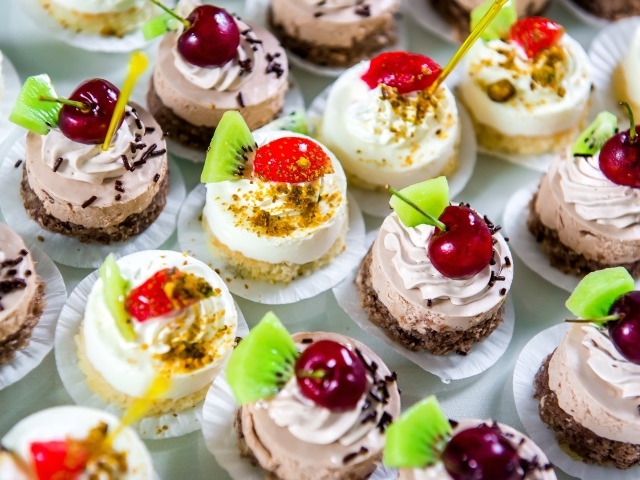 Вкусные сладкие пирожные с ягодами на десерт