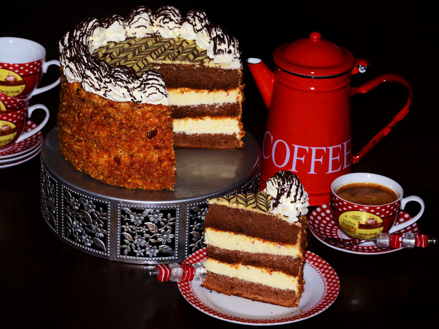 Праздничный торт с кофе на столе