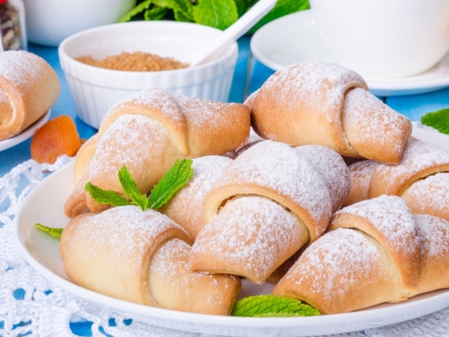 Свежие круассаны на столе 