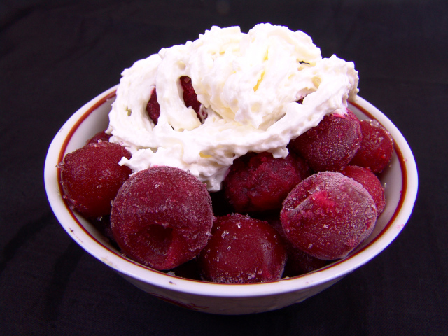 Замороженные черешни к тарелке со сливками