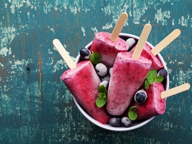 Фруктовое мороженое на палочке с черникой 