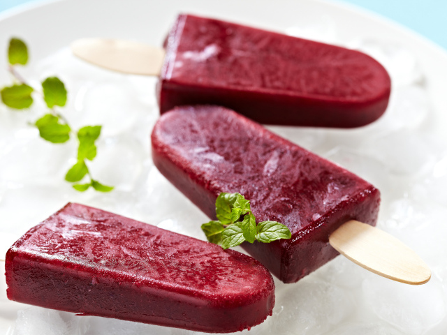 Фруктовое мороженое на палочке со свежей мятой