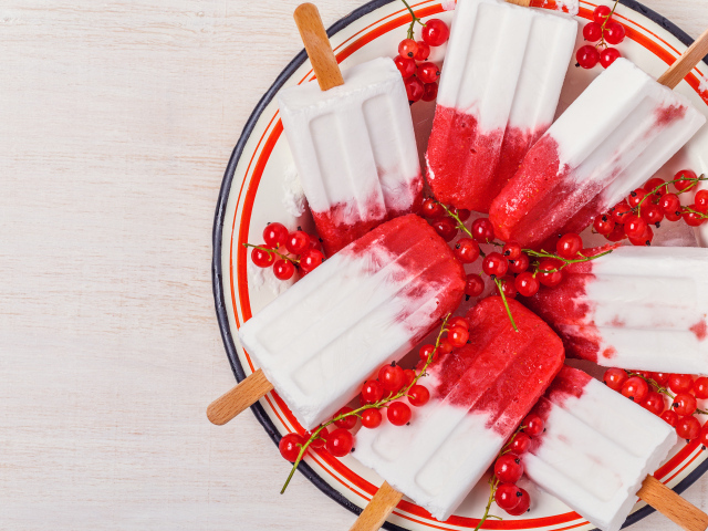 Мороженое на палочке с красной смородиной 