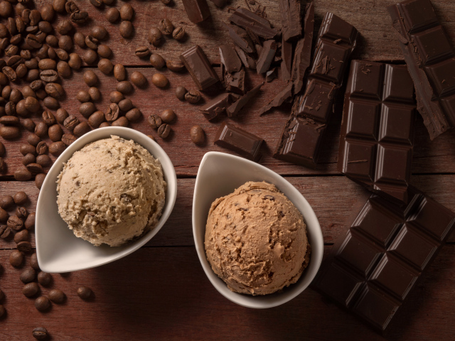 Мороженое с кофейными зернами и черным шоколадом