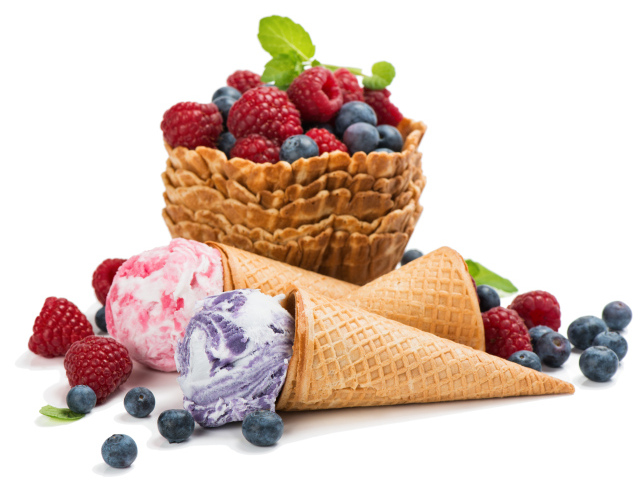 Мороженое с вафлями и свежими ягодами на белом фоне