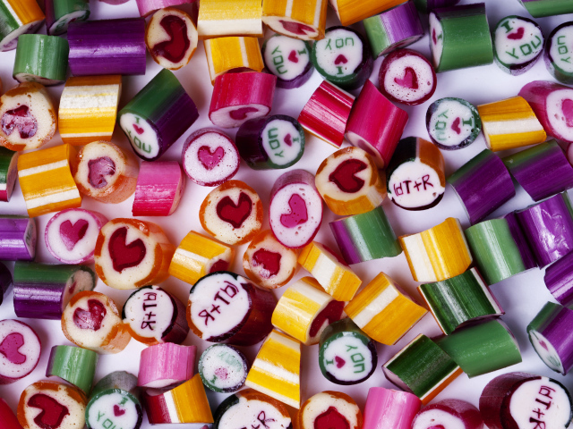 Разноцветные конфеты с надписями