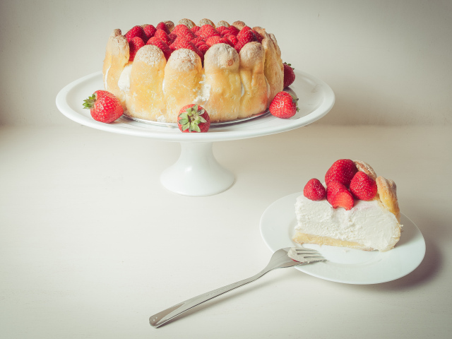Песочный пирог с ягодами клубники и сливками