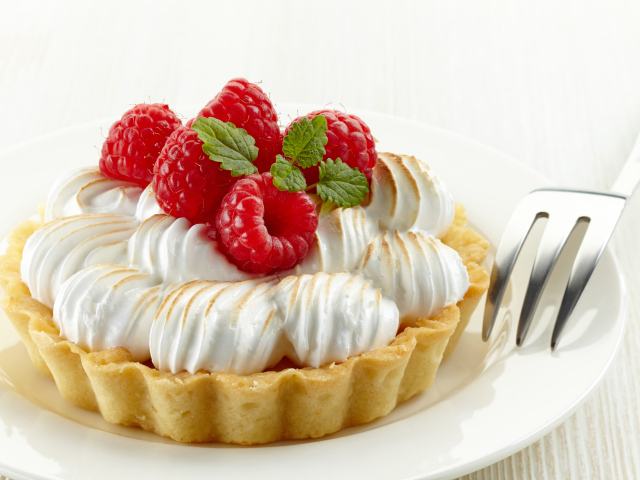 Песочное пирожное со сливками и свежей малиной