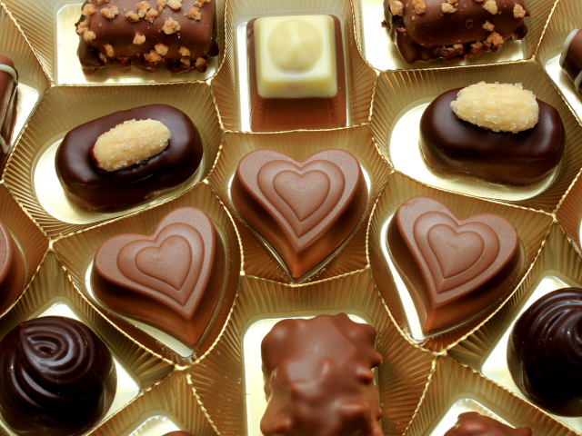 Сладкие шоколадные конфеты ассорти