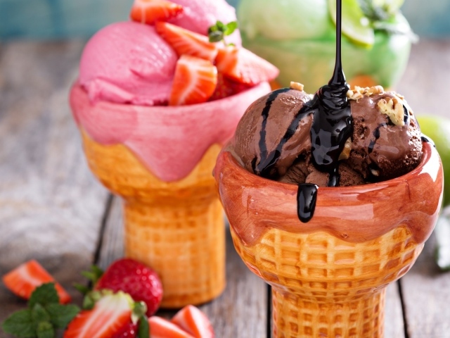 Сладкое фруктовое и шоколадное мороженое с ягодами