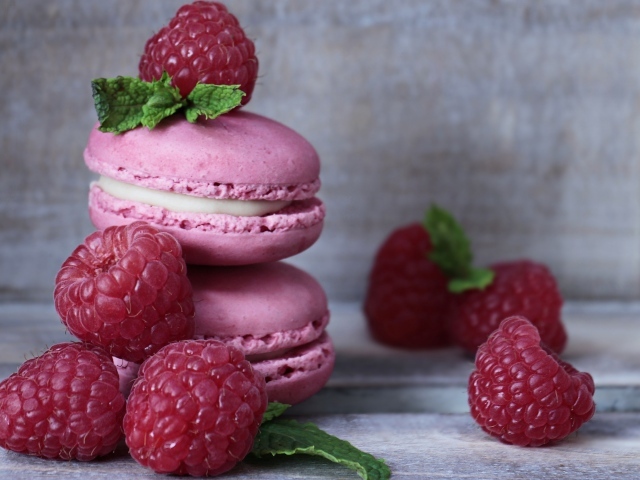 Сладкое печенье макарон со свежими ягодами клубники