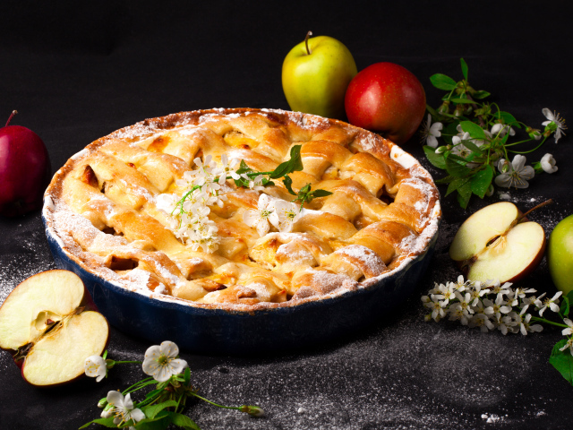 Сладкий пирог со свежими яблоками