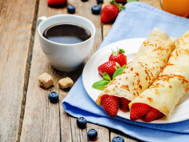 Тонкие блинчики с клубникой и кофе на завтрак