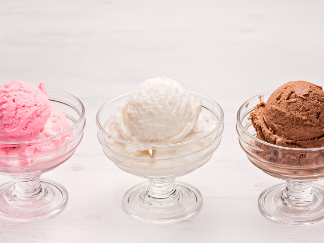 Три креманки с шариками мороженого