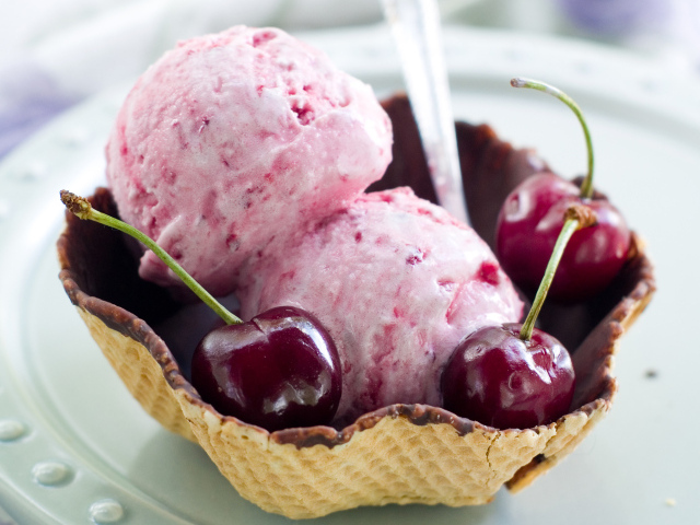 Два шарика вишневого мороженого в вафельной корзинке