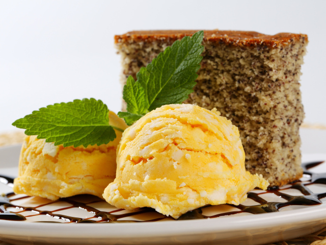 Два шарика фруктового мороженого с кусочком пирога