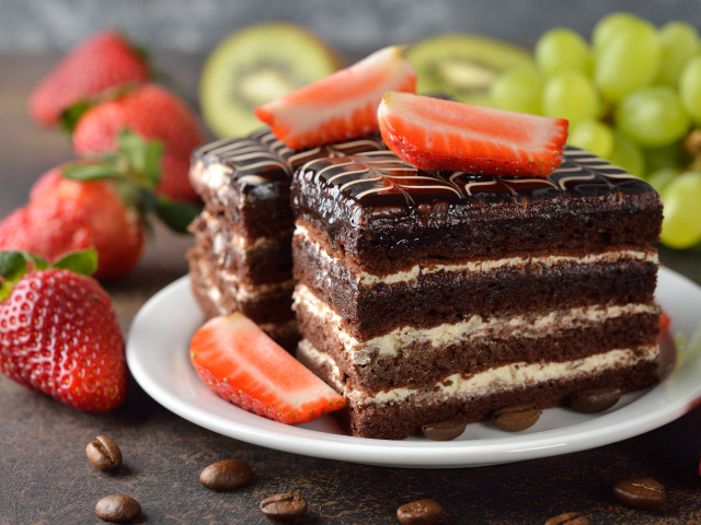 Два кусочка шоколадного пирожного с ягодами клубники