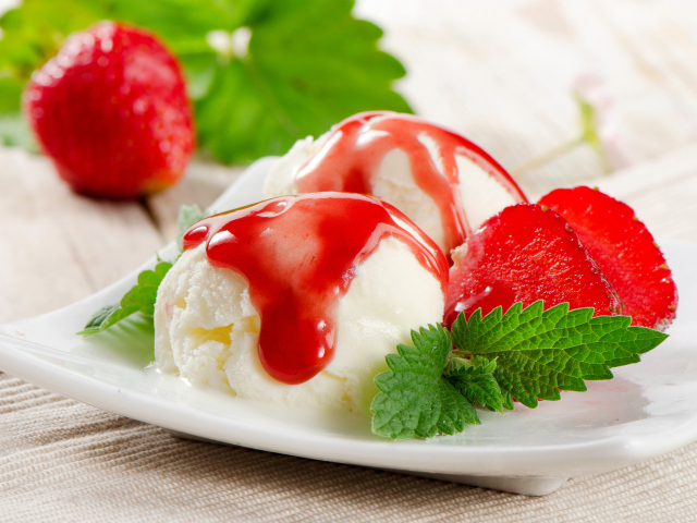 Шарики ванильного мороженого с клубничным джемом