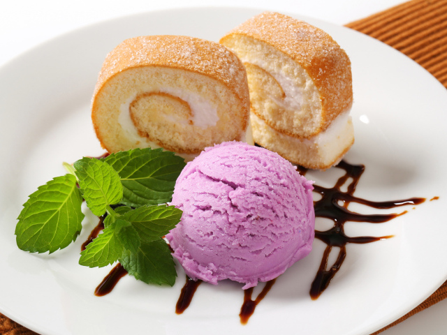 Ванильный рулет с мороженым 