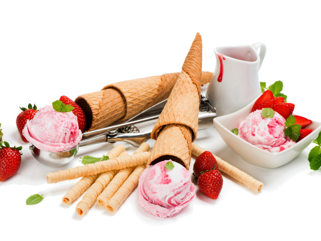 Вафельные трубочки с шариками мороженого и свежей клубникой на белом фоне