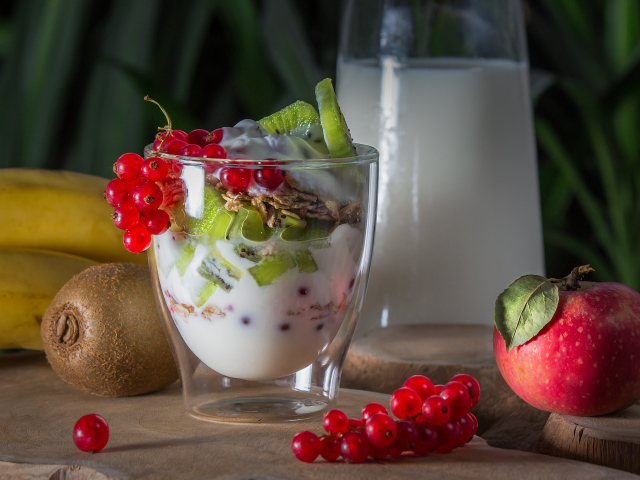 Йогурт с яблоками, киви и красной смородиной на завтрак
