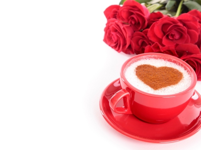 Чашка кофе с рисунком и букетом красных роз на белом фоне