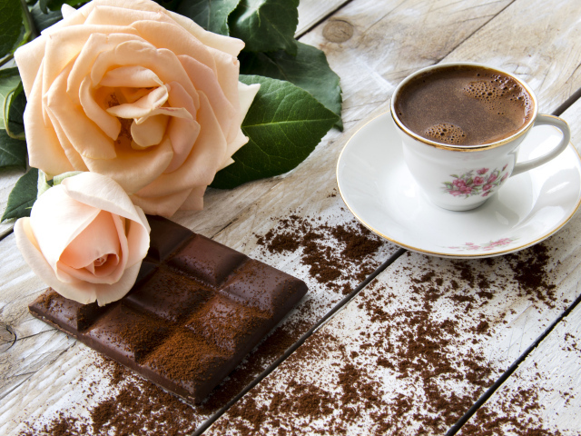 Чашка кофе с черным шоколадом и розой 