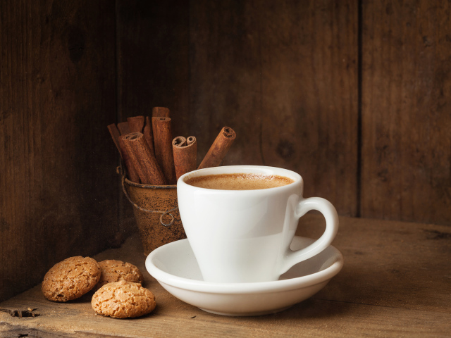Чашка кофе с корицей и овсяным печеньем