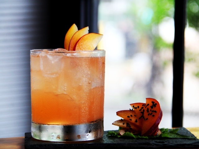 Коктейль с ромом, льдом, кусочками манго и мятой  в стакане