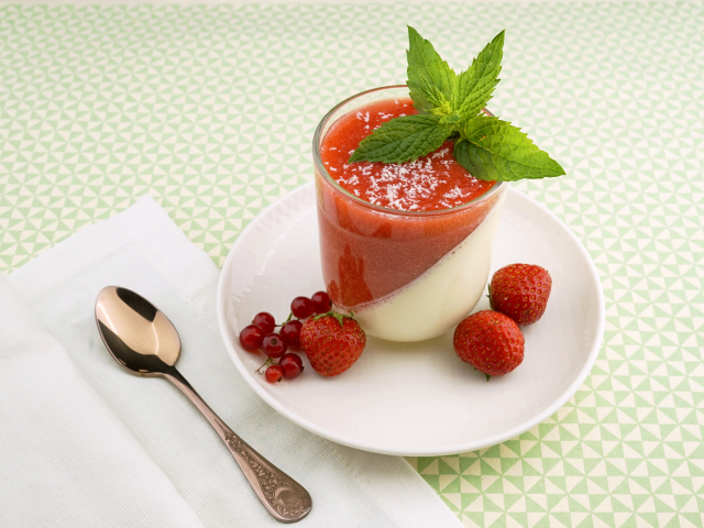 Коктейль с  клубники и красной смородины 